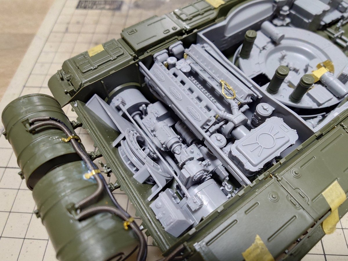 takacchi1729's tweet photo. AmusingHobby製T72AVフルインテリア
車体部および砲塔内部まで製作
これ・・・塗装しがいがある
完成したら全部見えるわけじゃないのでメリハリつければいい感じになりそう
エンジン〜変速機周りチラリズムが楽しみ
＃AmusingHobby
＃T72
＃フルインテリア https://t.co/fq0SjQ7KPa