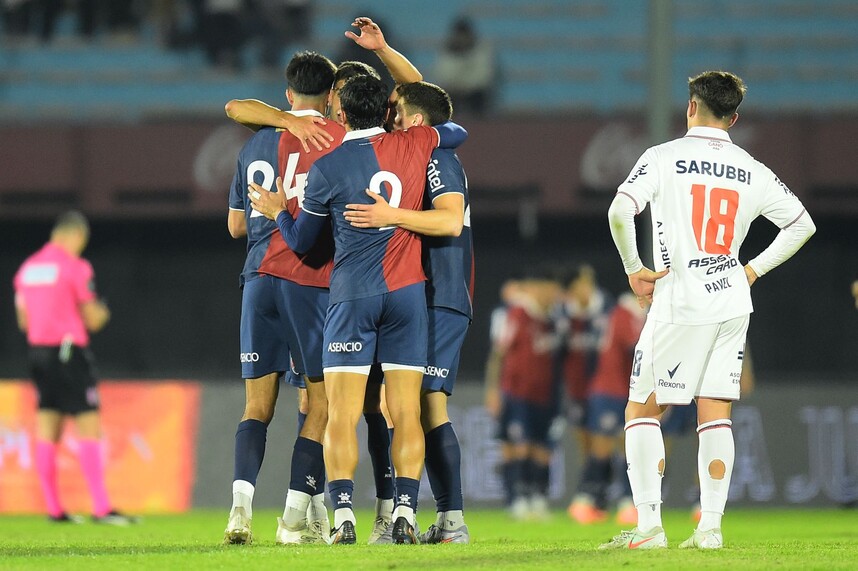 TIRANDO1010's tweet image. 🔵⚪️🔴 #Nacional | Números del #Apertura quedando una fecha 👇

❌ Perdió la mitad de los partidos (7 de 14)

⚽️ Recibió casi la misma cantidad de goles que hizo (22 a 21)

📉 Está a 12 puntos del líder #Racing 

▶️ youtube.com/live/-14NlTq1_…