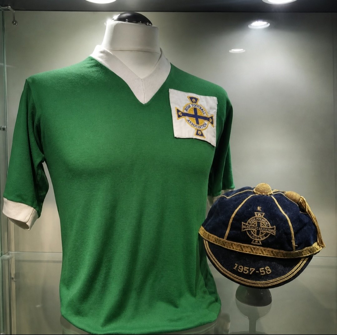 LinfieldGraves's tweet photo. 3/4

..&amp; Southend as well as 3 representative teams - Regional League, Northern Ireland 'B' as well as the Northern Ireland senior team

In the famous 1957 victory over England Sammy can been seen behind Harry Gregg, getting carried off in celebration after scoring 1 of the goals https://t.co/g9kYxlDqOL