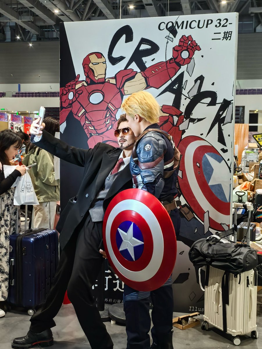 malkogromit's tweet photo. CP32 Stony cosplay — got permission from both the cosers and the photographer 🙏
Tony taking Steve’s photo while Peter clings to his shoulder is too perfect. That’s the family right there.
And yes, the banner: “Stony can still sell in 2026” — truth. 😂 https://t.co/XkAoJNqvDE