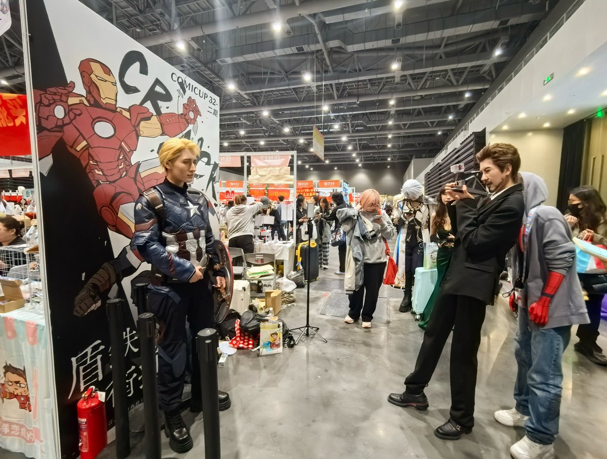 malkogromit's tweet photo. CP32 Stony cosplay — got permission from both the cosers and the photographer 🙏
Tony taking Steve’s photo while Peter clings to his shoulder is too perfect. That’s the family right there.
And yes, the banner: “Stony can still sell in 2026” — truth. 😂 https://t.co/XkAoJNqvDE