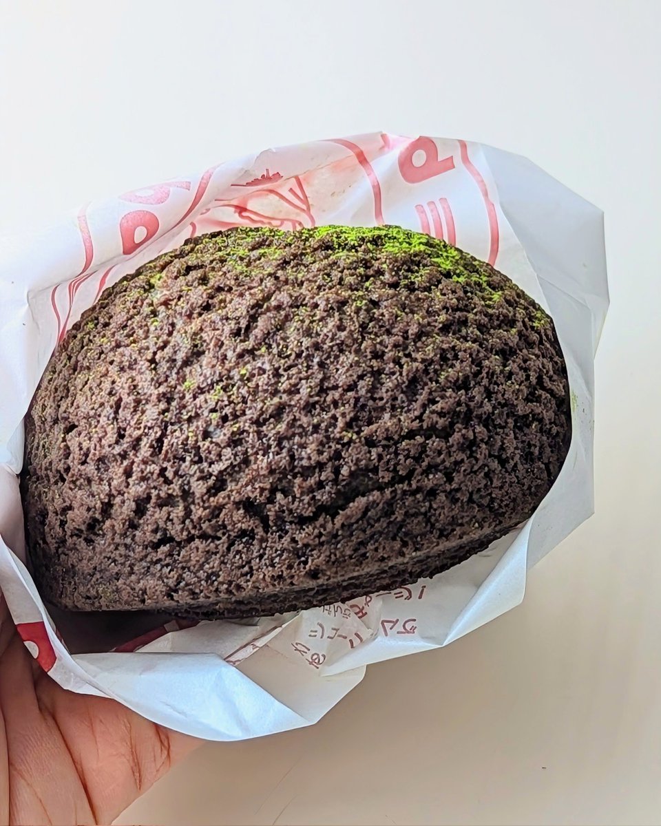 otukare_ol's tweet photo. ビアードパパの玉露抹茶シューが大人味で好きな件について🌱🤍ほろ苦抹茶で甘さ控えめのクリームだから秒でペロリ🥴シュー生地がカリカリのクッキーシューだから食感のアクセントも◎5月は抹茶商品がいっぱいで嬉しいかぎり〜たくさん食べるぞ！と意気込んでます #スイーツ https://t.co/gfMIRUIZ1o