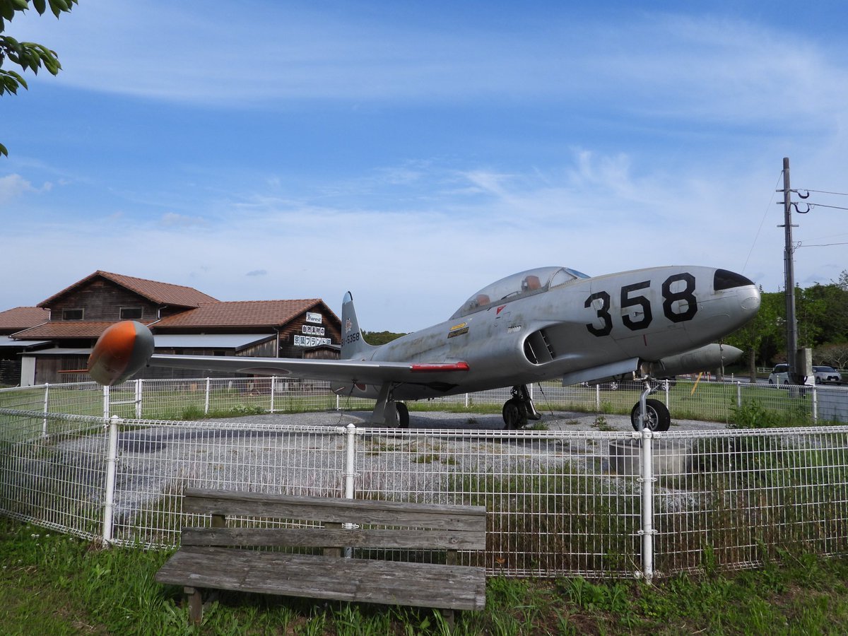 shishimaru2070's tweet photo. #メタセの杜 散歩🚶♀️
ブルーインパルスの遊具は大人気❗️
F-4戦闘機を展示している公園✈︎
物産館には自衛隊グッズが沢山😃
多くの人で賑わっています🙂
#F4EJ改ファントム
#T33A
#ウィング刺繍
#築城基地
#築上町 https://t.co/IXqOkOFOkK
