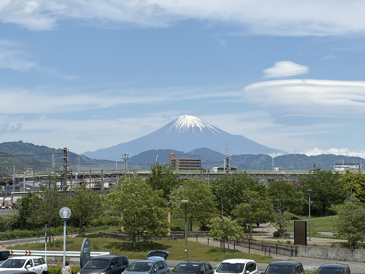tomcot's tweet photo. 静岡日帰りで初 #SPAC にてQui som?  ナジとバルセロを思わせる重めの作品？なんて思って行ったら、切れ目のない流れるような構成と音楽とユーモアでとても軽やかで素晴らしかった！！私たちは1人ではないというメッセージも心の深いところに届いた！！ https://t.co/UHg0YT4eic