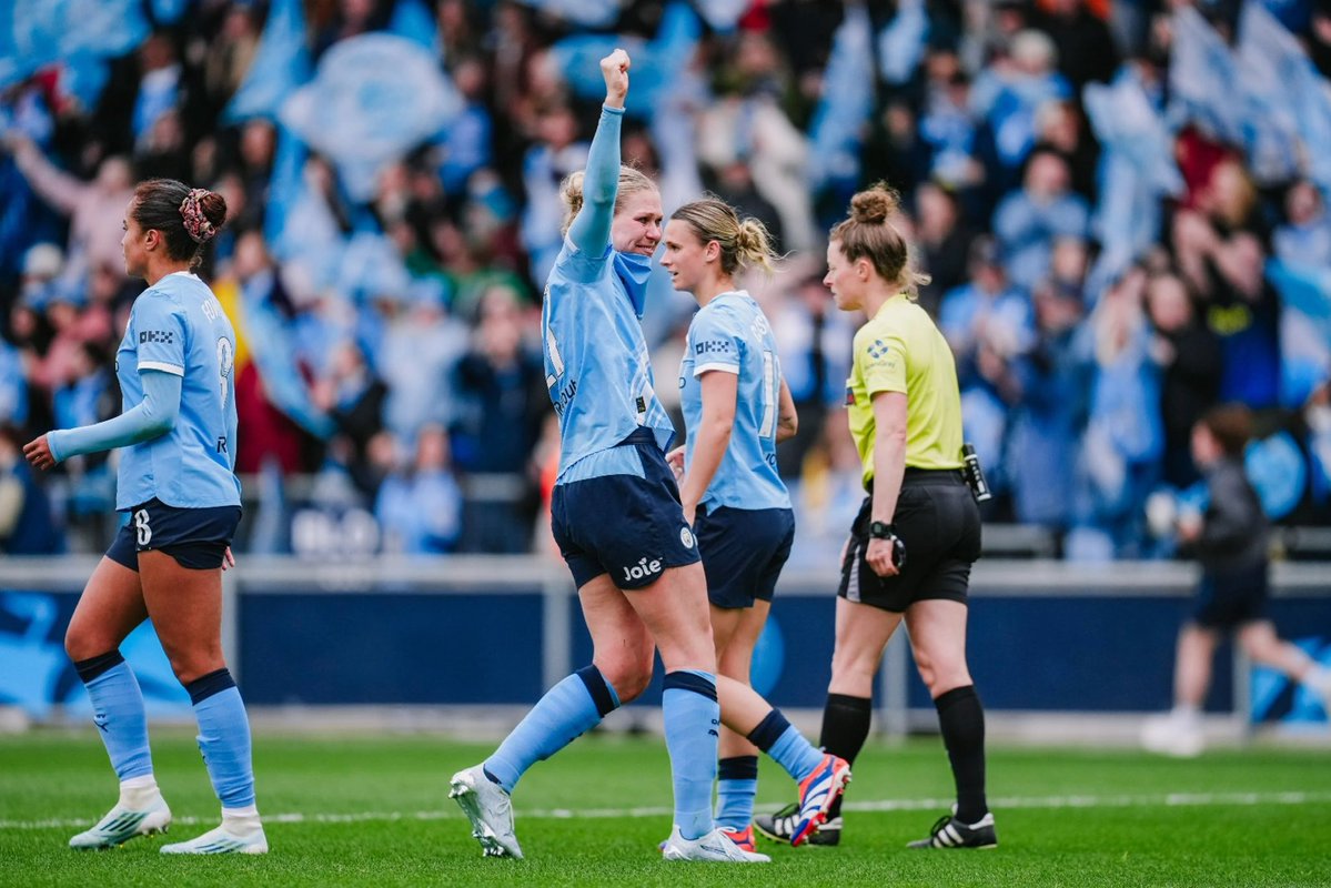 MCWFCXtra's tweet image. #ManCity x Late winning goals:

▪️Iman Beney vs Arsenal - 88'
▪️Aoba Fujino vs Liverpool - 86'
▪️Bunny Shaw vs LCL - 86'
▪️Rebecca Knaak vs Liverpool - 90+1'

We fight until the end! 🩵😮‍💨