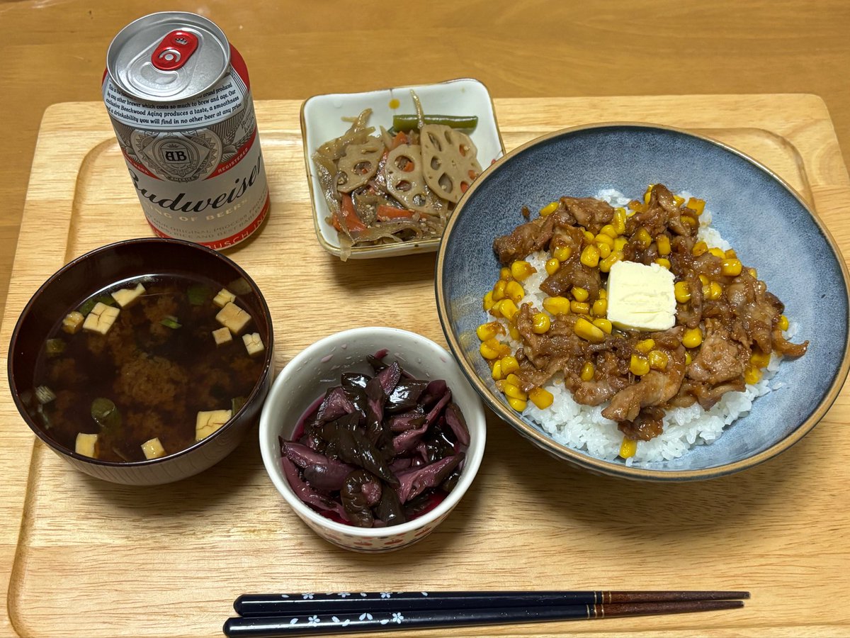 本日の夜ご飯

味噌バターコーン豚丼
赤だし味噌汁
れんこんのきんぴら
しば漬け

久々のビール
バドワイザー

丼以外はスーパーで買ったものですが…
みこちのコラボ配信見ながらゆっくり食べます😋
