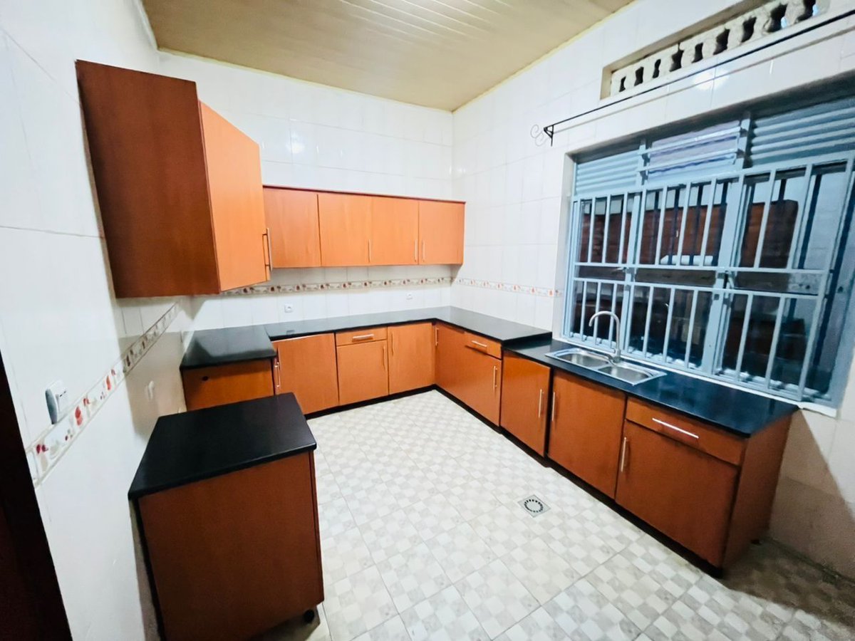 HouseInRwanda's tweet image. 🏠Kibagabaga unfurnished house for rent in Kigali🆕 

💸Price: 800,000 RWF /month
🛏️Bedrooms: 4
🛀Bathrooms: 3
Furnished: Yes
🛋️Enough Parking Space

For further details:👇houseinrwanda.com/property/rent/…

Contact name:👨‍💼NTIVUGURUZWA Jonas

#house #rent #kigali