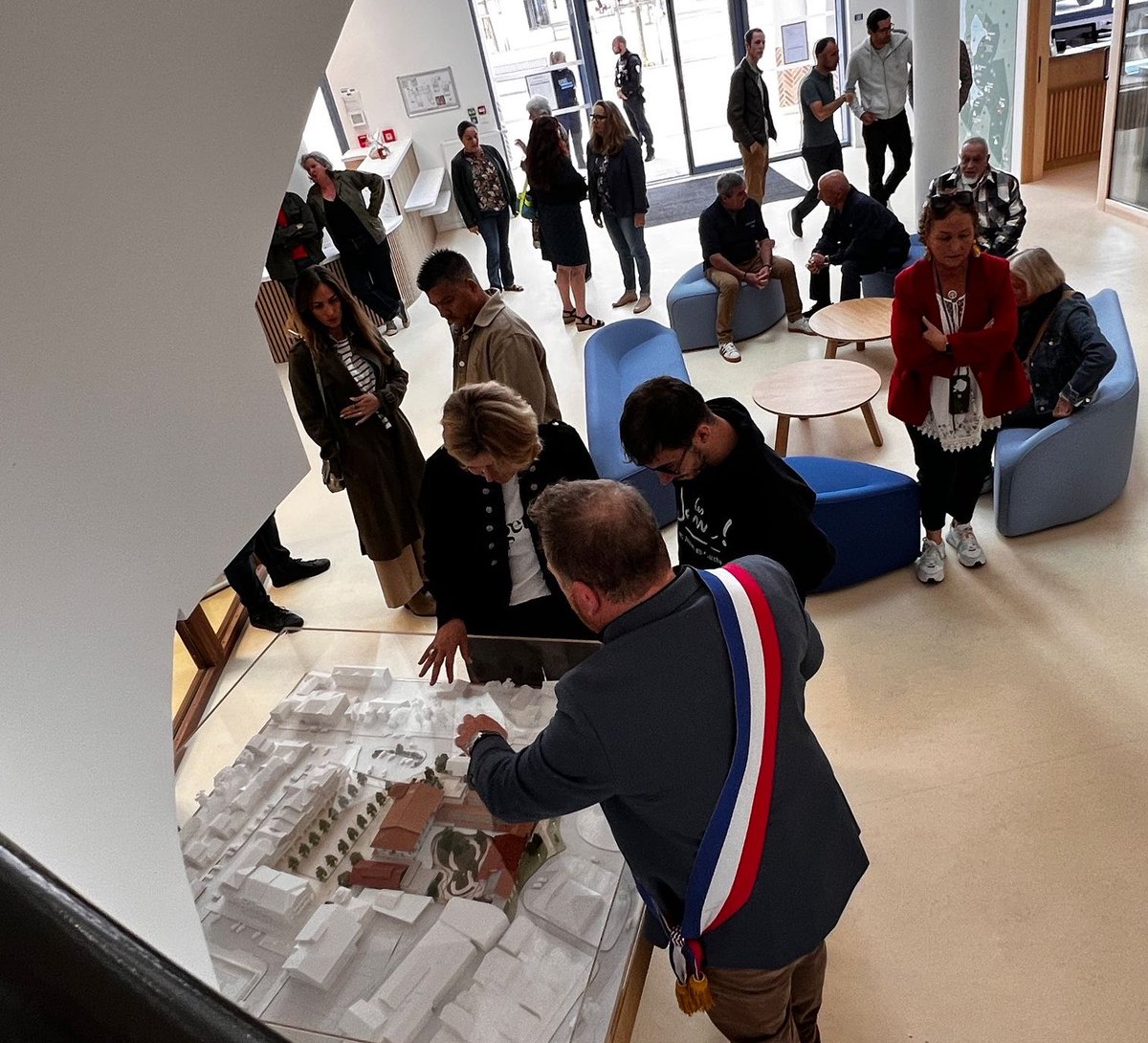 fabien_laine's tweet image. Honoré d’avoir accueilli la Présidente de l’Assemblée @YaelBRAUNPIVET à #Sanguinet pour lui faire découvrir notre nouveau Centre culturel et + largement la réhabilitation de notre cœur de ville, projet arrivé en finale du grand prix des maires! 
#urbanisme #culture #architecture