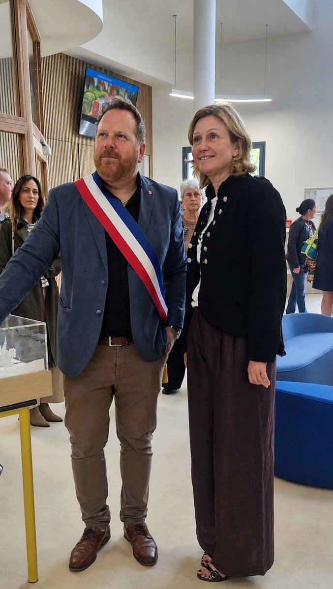 fabien_laine's tweet image. Honoré d’avoir accueilli la Présidente de l’Assemblée @YaelBRAUNPIVET à #Sanguinet pour lui faire découvrir notre nouveau Centre culturel et + largement la réhabilitation de notre cœur de ville, projet arrivé en finale du grand prix des maires! 
#urbanisme #culture #architecture