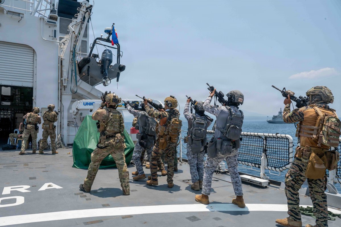 US7thFleet's tweet image. Precision and seamless integration. 🇺🇸🇵🇭

#ICYMI: Joint U.S. and Philippine special operators conduct intensive visit, board, search, and seizure drills on a Philippine vessel. 

#BALIKATAN26 | #US7thFleet
