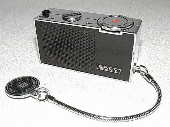 ソニー初のICラジオ ICR-100（1967年）を意識したのかな(笑) しかし