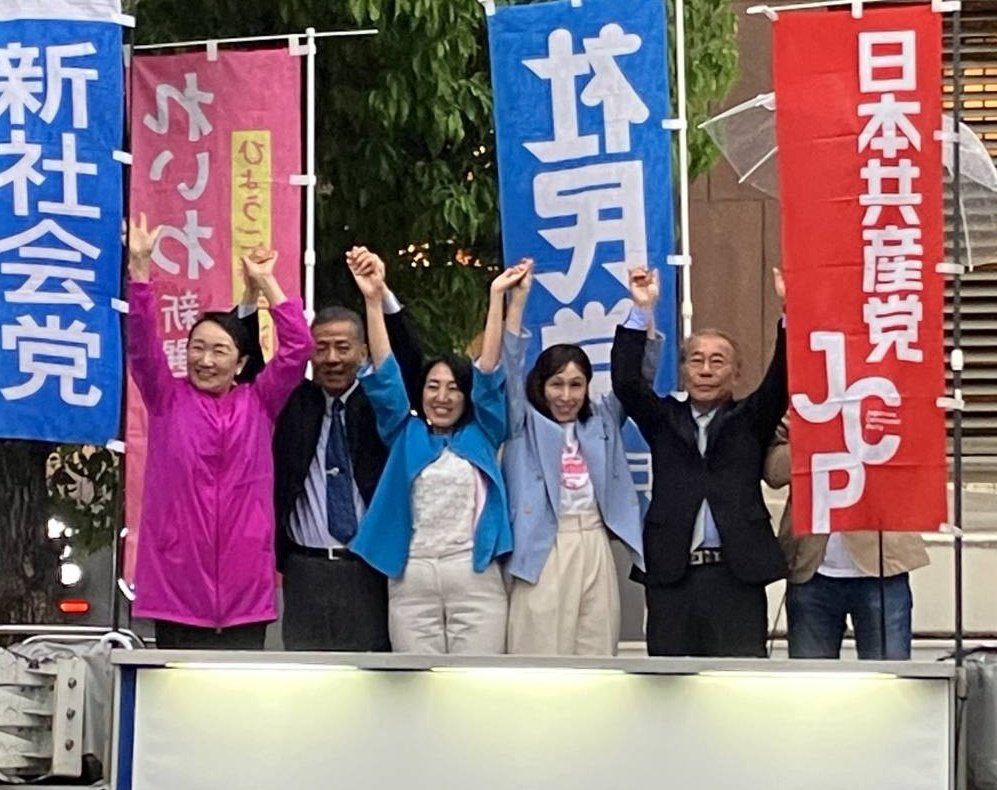 nerikikeiko's tweet photo. 戦争させない、憲法9条壊すな!!
野党共同街宣 @JR元町駅東口

おおつる求伊丹市議の司会で
社民党 @大椿ゆうこ元参院議員
新社会党 @あわはら富夫神戸市議
みどりの党 @丸尾牧兵庫県議
れいわ新選組 @長谷川ういこ
日本共産党 @ねりき恵子前兵庫県議

5月3日の憲法集会を終え、
野党共同で憲法守る政治を!!
と訴えました

憲法集会を共同で取り組んだ立憲民主党は、都合つかず…

全国に広がる戦争反対!の一致点で
党派の違いを超えた共同を進めていきます!!

#憲法記念日
#野党共同街宣
#戦争反対
#９条壊すな