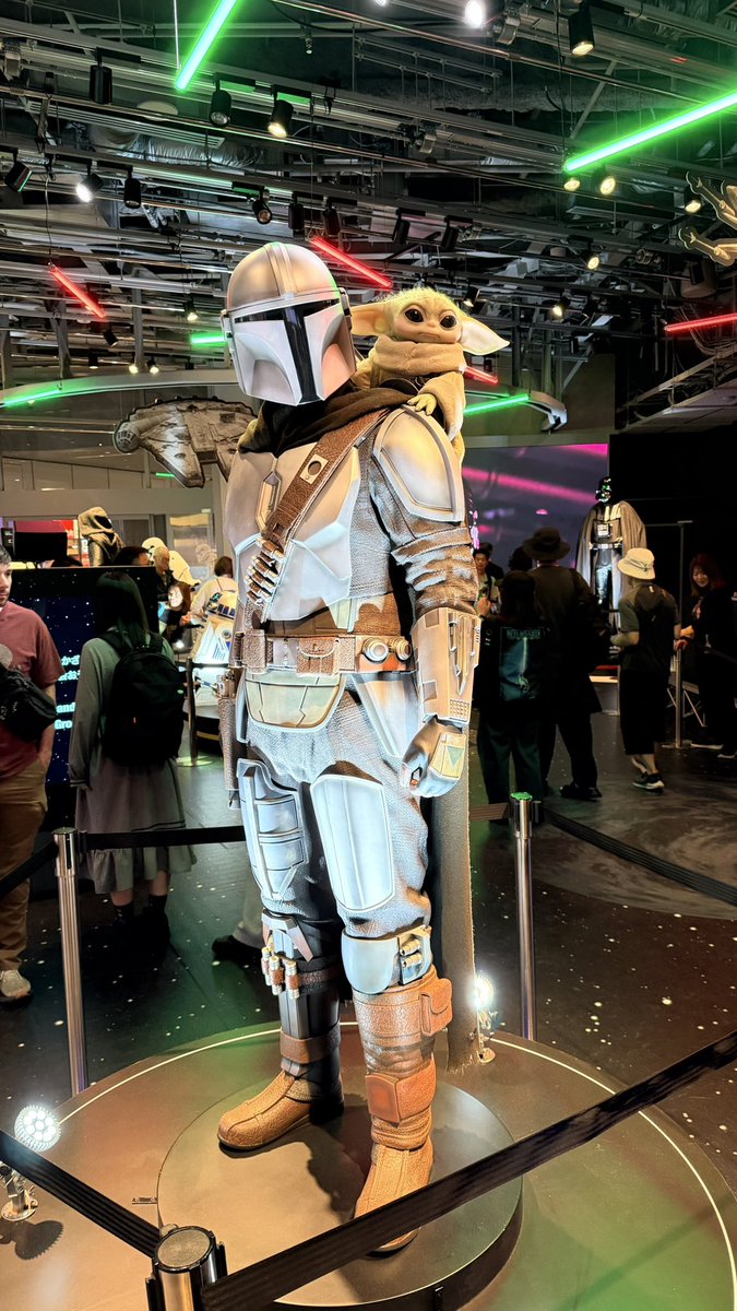televiossan2's tweet photo. #スターウォーズの日
渋谷は多国籍だった😆 https://t.co/TnN7TWne0x