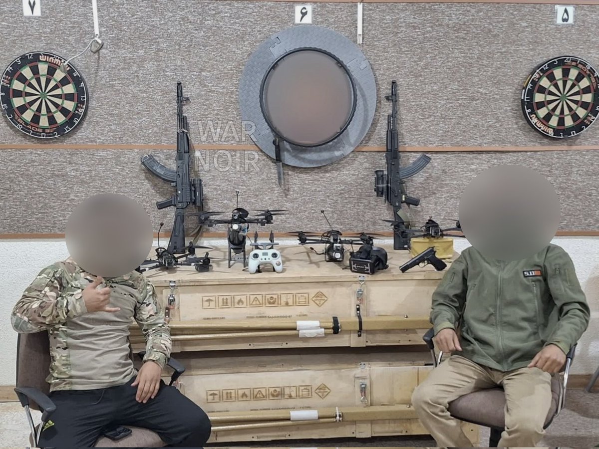 war_noir's tweet image. #Iran / #USA / #Israel 🇮🇷🇺🇸🇮🇱: Members of the Iranian Forces (#IRGC) posted a photo with their weapons and FPV Drones.

Fighters using FPV Drones armed with “M18-1” AP Claymore Landmine and “PG-7” HEAT warhead. Also KL-103 / AK-103 rifles and Hi-Power pistol can be seen as well.