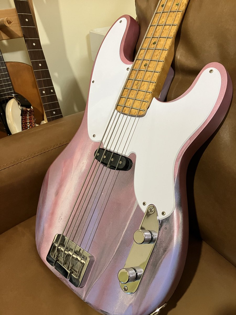 kumatchfromhell's tweet photo. 普通のプレベから初期型プレベに大改造したベースが完成！
ベタ塗りもつまらないな、といろいろ重ね塗りしてイイ感じに仕上がり大歓喜。
カラーリングのモチーフはんんんん〜ヴィヴィー！

次回スタジオに持っていって音出してみるぞー https://t.co/QzSvjMvcey