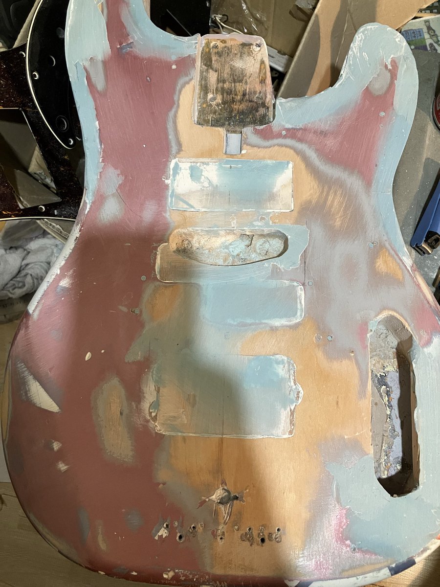 kumatchfromhell's tweet photo. 普通のプレベから初期型プレベに大改造したベースが完成！
ベタ塗りもつまらないな、といろいろ重ね塗りしてイイ感じに仕上がり大歓喜。
カラーリングのモチーフはんんんん〜ヴィヴィー！

次回スタジオに持っていって音出してみるぞー https://t.co/QzSvjMvcey