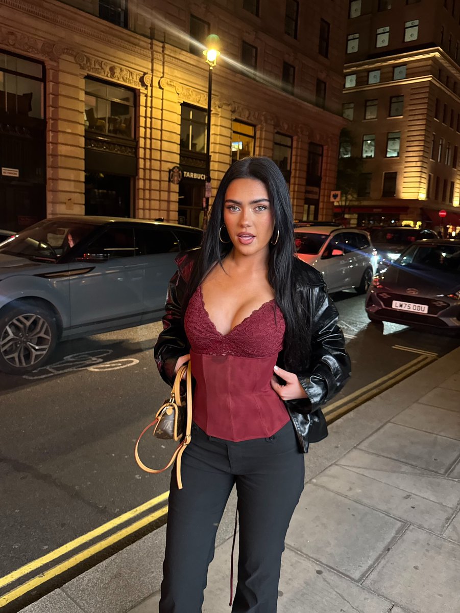 thefemmedaily's tweet image. #RoxanaRosu ✧

#london #oote #uk #fashion #streetstyle #style