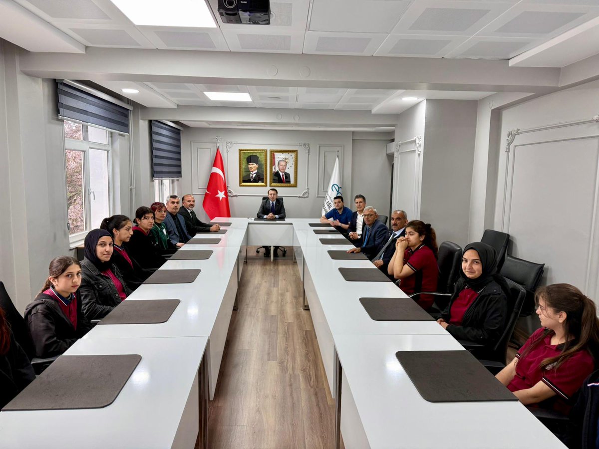 Egililcemem's tweet photo. İlçemizdeki dört lisede; akademik başarıları, kitap okuma alışkanlıkları ve örnek davranışlarıyla öne çıkan 10 kız öğrencimiz, Sayın Kaymakamımız Volkan HÜLÜR tarafından çeyrek altın ile ödüllendirildi.
@dbakirvalilik @Diyarbakirmem  @Volkanhulur  @atabeyahmt https://t.co/CsZn28KitX