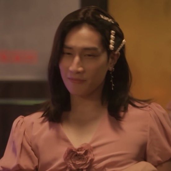 ตอนอยู่สน.                        ตอนปลอมตัวไปสืบคดี