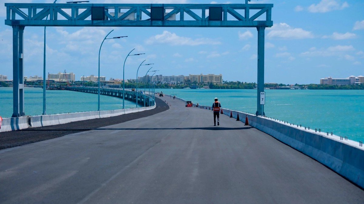 republicazulia's tweet photo. travel guillen: Inauguran en Cancún el puente Nichupté con sobrecosto de 115% Por: Jesus Vázquez https://t.co/5eAuJT7LOm https://t.co/BhXKYLZq6K