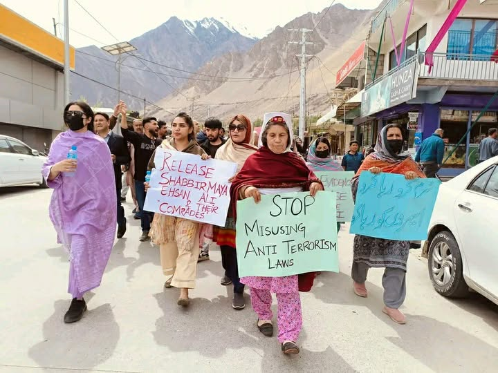 KashmiriWaheeda's tweet photo. عوامی ایکشن کمیٹی کے اسیران کی فیملیز کی جانب سے اپیل
اسیروں کی رہائی کے لیے آواز بلند کریں۔۔

کیا آپ اپنی ان ماؤں بہنوں کی آواز بنیں گے؟؟

#ReleaseAACGBLeaders https://t.co/UE5ccCU0Ro