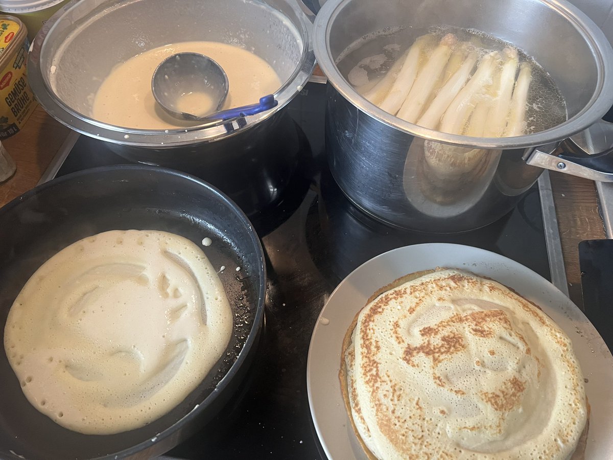 Blacktempler's tweet image. Chef 👨‍🍳 Blacky hat am Herd gestanden. Das was es gestern geben sollte halt heute. Spargel in Pfannkuchen und Schinken eingerollt. Hollandaise drüber und mit Käse überbacken. Ballert hart #food #cooking