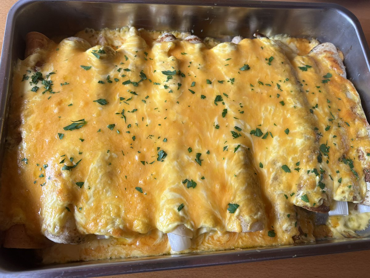 Blacktempler's tweet image. Chef 👨‍🍳 Blacky hat am Herd gestanden. Das was es gestern geben sollte halt heute. Spargel in Pfannkuchen und Schinken eingerollt. Hollandaise drüber und mit Käse überbacken. Ballert hart #food #cooking