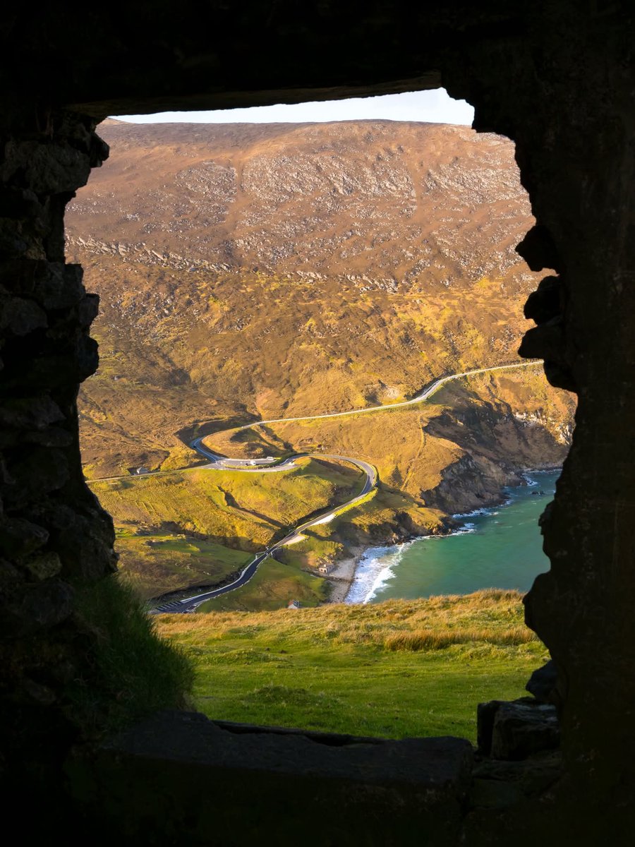 ThisIsIreland3's tweet image. Arguably the most scenic view from any window in Ireland 🏞️

📍The road to Keem Beach on Achill island, County Mayo 🇮🇪

Worth the steep 20 minute hike to the lookout 🏖️💚

📸 Daniel Fildes Photography

#Ireland #Wildatlanticway #Mayo #Achillisland #Keembay #Scenic