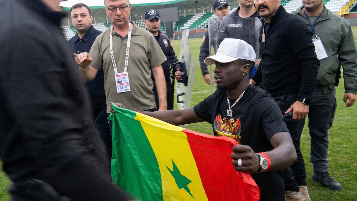 AmedDicle142348's tweet photo. Amedspor’un Senegalli oyuncusu Mbaye Diagne, karşılaşma sonrası takımının Süper Lig’e yükselmesini sahada Senegal bayrağı ile kutlamak istedi.

Polis, bayrağın sarı-kırmızı-yeşil renklerinden dolayı  Diagne’yi engellemek istedi. https://t.co/JZmXwMy1Ii