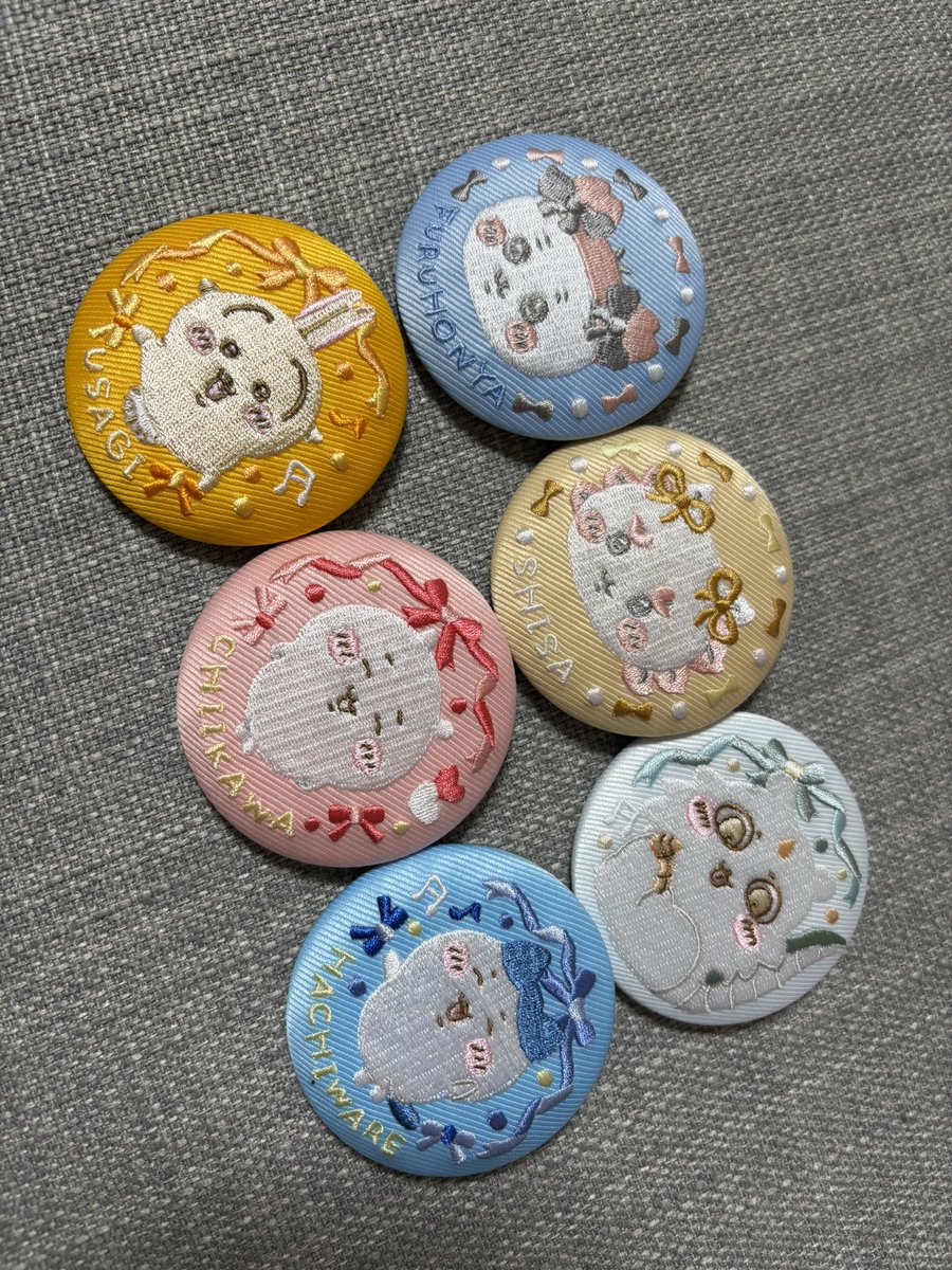 YS0531a's tweet photo. 刺繍缶バッチ被りなしでこれは神引きすぎるでしょ
3推しバチバチに引けてるのエグいて https://t.co/Hya4JDDNoX