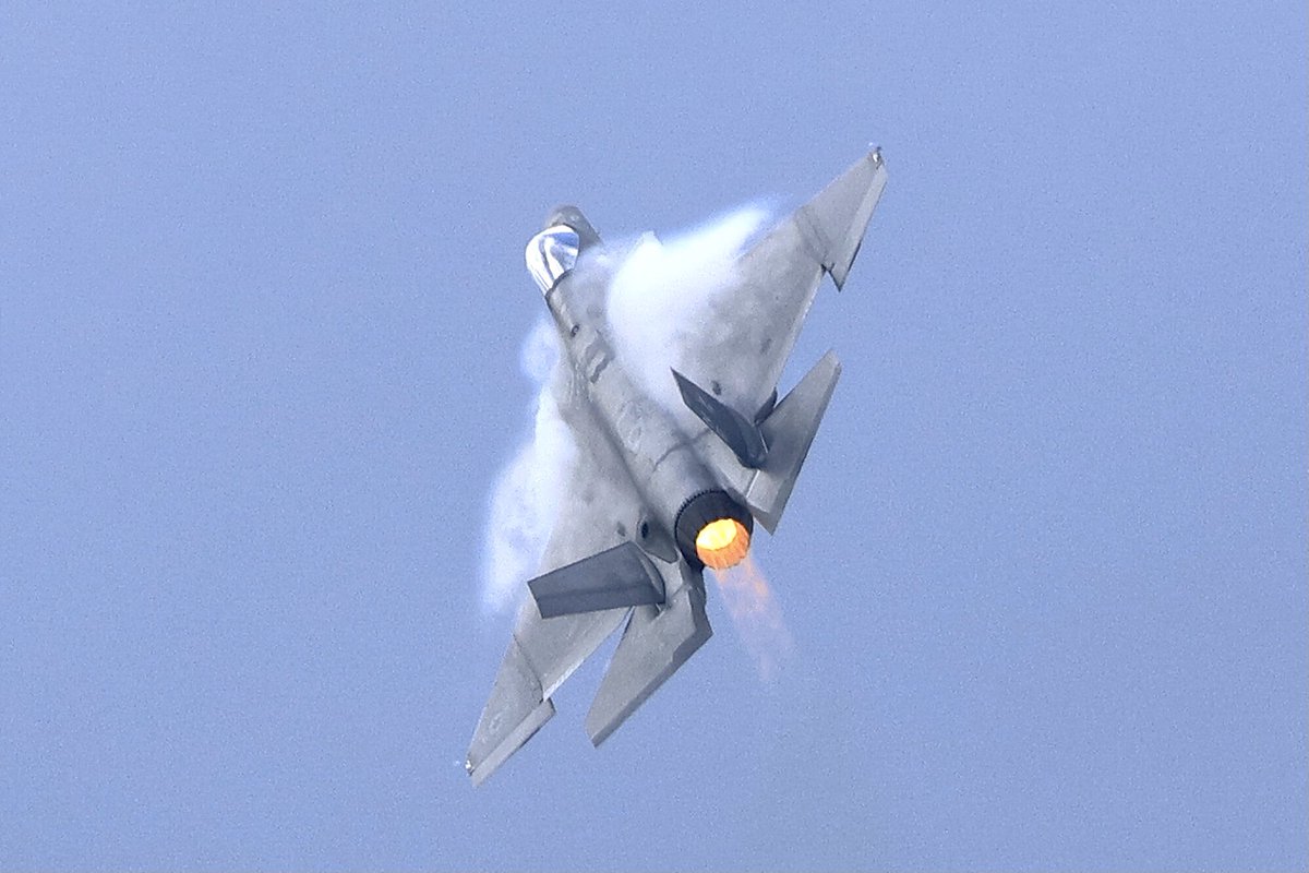 ORIONMK3's tweet photo. 2026.05.01 岩国基地　F-35C Lightning II demonstration team  F-35C Jason #305 https://t.co/j2ypkpugCJ