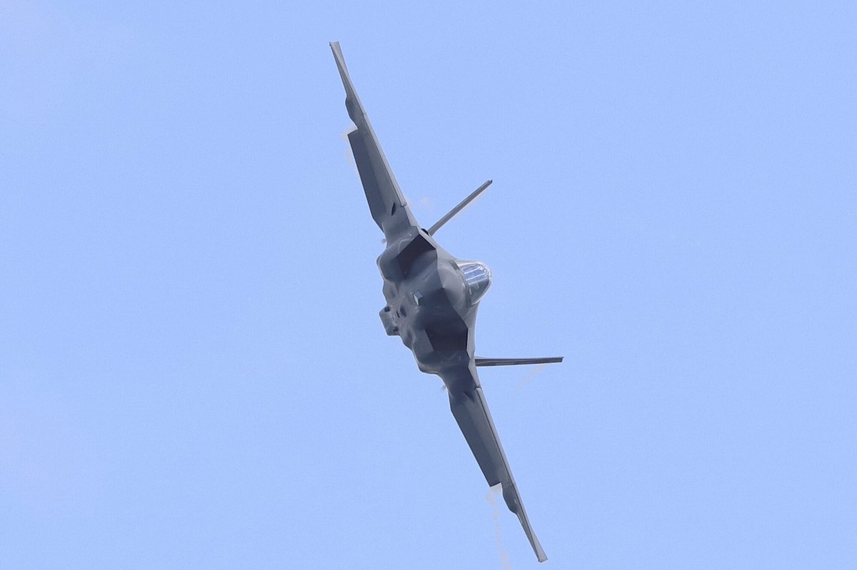 ORIONMK3's tweet photo. 2026.05.01 岩国基地　F-35C Lightning II demonstration team  F-35C Jason #305 https://t.co/j2ypkpugCJ