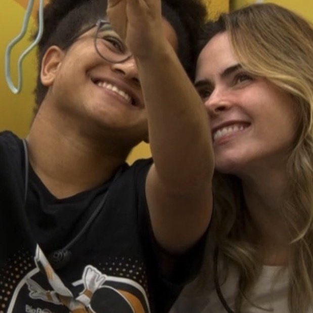 faderealittyy's tweet photo. @AnaPaulaRenault e @tiaMilenabbb são preciosas individualmente, cada uma com sua força e essência. Mas, quando estão juntas, é como se tudo ganhasse ainda mais intensidade, algo raro, que transborda.

Eu sempre enxerguei a relação delas de um jeito muito especial. Na Ana, via um cuidado quase maternal com a Milena, principalmente nos momentos mais difíceis. Era nítido o quanto ela queria proteger, acolher e manter a Mi longe de qualquer maldade ali dentro. Já na Milena, parecia que ela encontrou na Ana algo muito profundo… um lugar de carinho, proteção e acolhimento que toca histórias de vida e necessidades que vêm de muito antes dali.

Teve momentos em que o coração apertou, principalmente quando interferências externas pareciam tentar abalar essa conexão tão bonita. E, quando vieram os conflitos nos últimos dias, foi impossível não sentir um medo de que algo tão genuíno pudesse se perder.

Mas, acima de tudo, o que fica é a alegria de ver que, mesmo com tudo, elas conseguiram reconhecer o quanto são importantes uma para a outra. E isso é o que realmente importa.

Torço muito para que essa amizade siga forte, leve, verdadeira e respeitando o tempo e o espaço de cada uma. 💛✨
Eu amo vocês.