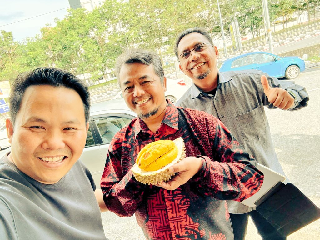 imamnurazis's tweet photo. It is nice to try musang King durian fruit at Penang directly from farm. #durian #penang #musangKing https://t.co/cULQsFMy0w