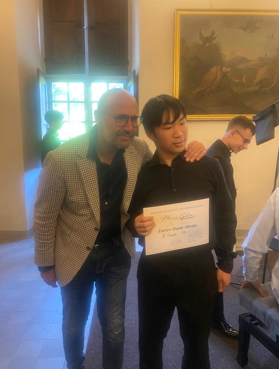Molto orgogliosi del nostro allievo ENRICO HUAN ABRATE che ha gareggiato al prestigioso "Concorso Internazionale di Pianoforte Maria Golia" tenutosi nel Castello Ducale di Agliè.
Enrico, allievo del docente Raffaele Tavano, si è aggiudicato un bellissimo 3° posto con 88/100.
