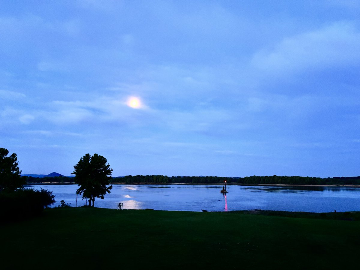 fropappy's tweet photo. Monday morning views from the neighborhood. #Monday #Moon #ArkansasRiver https://t.co/wFJKbUlzS8