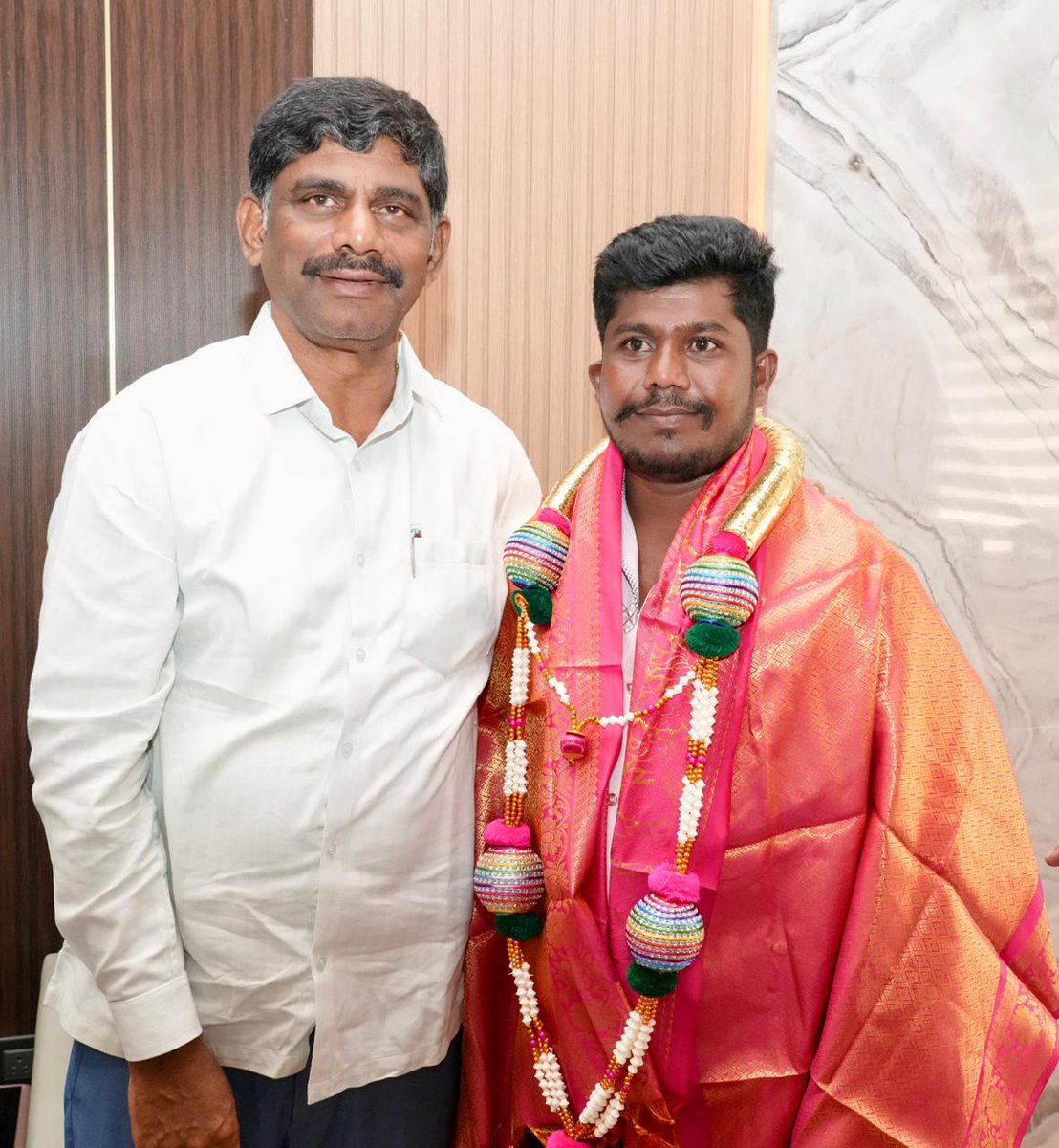 DKSureshINC's tweet photo. ಹಾಲು ಉತ್ಪಾದನೆಯಲ್ಲಿ ಸಾಧನೆಗೈದವರಿಗೆ ಪ್ರೀತಿಯ ಸನ್ಮಾನ 

ಬೆಂಗಳೂರು ದಕ್ಷಿಣ ಜಿಲ್ಲೆ ರಾಮನಗರ ತಾಲೂಕಿನ ಕೂಟಗಲ್‌ ಹೋಬಳಿಯ ಯರೇಹಳ್ಳಿ ಹಾಲು ಉತ್ಪಾದಕರ ಸಹಕಾರ ಸಂಘ ನಿಯಮಿತದ ಸದಸ್ಯರಾದ ಸಂತೋಷ್‌ ವೈ.ವಿ ಹಾಗೂ ಪ್ರದೀಪ್‌ ಅವರು 01/04/2025 ರಿಂದ 31/03/2026 ಅತಿ ಹೆಚ್ಚು ಹಾಲನ್ನು ಹಾಕುವ ಮೂಲಕ ದಾಖಲೆ ನಿರ್ಮಿಸಿದ್ದಾರೆ. ಸಂತೋಷ್‌ ವೈ.ವಿ ಅವರು 75,151 ಲೀಟರ್ ಹಾಗೂ ಪ್ರದೀಪ್‌ ಅವರು 47,680 ಲೀಟರ್‌ ಹಾಲು ಹಾಕಿದ್ದಾರೆ. ಇಂದು ಈ ಇಬ್ಬರಿಗೂ ವಿಶೇಷ ಪ್ರೋತ್ಸಾಹಧನವನ್ನು ನೀಡಿ ಗೌರವಿಸಿ, ಮುಂದಿನ ದಿನಗಳಲ್ಲಿ ಇನ್ನೂ ಹೆಚ್ಚು ಹಾಲು ಸರಬರಾಜು ಮಾಡುವಂತಾಗಲಿ ಎಂದು ಶುಭಹಾರೈಸಿದೆ.