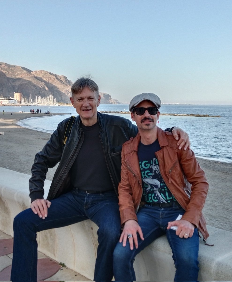 antoniocruz_r's tweet photo. Un mes de abril con el reencuentro, en el Sur, con viejos y buenos amigos: Paul Schietekat, artista flamenco e hijo del poeta experimental Paul Snoek (al que traduje hace años), y con el también poeta Roger Wolfe. #Schietekat #PaulSnoek #RogerWolfe https://t.co/VXBCSaF3P3