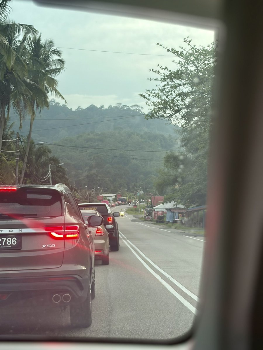 MuhdAzhar777's tweet photo. Kuala Pilah- Seremban 
2 jam dah masih tak lepas tempat repair jalan dia.

Bila engineers @IPJKR_Official buat keje. Pagi petang kena macam ni. https://t.co/msF1cLcia2