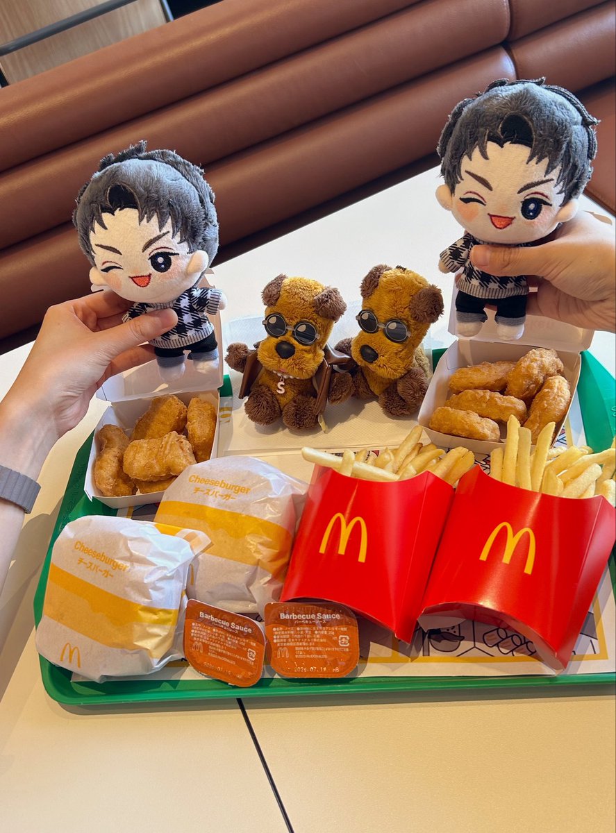Y_Teamatae's tweet photo. 今日は真ちゃんの声を聞くために朝からマック🍔🍟
いつもは選ばないけどチーズバーガーとバーベキューソースにしました🤭
スピーカーの近くの席だったけどなんとなーくしか聞けなかった😂
#與真司郎 https://t.co/AkUYJAu7WG