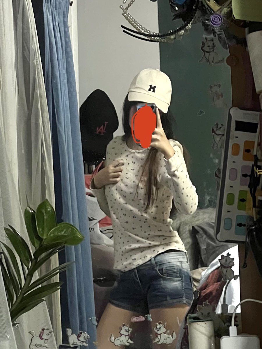 qpyary's tweet photo. เสื้อไหมพรมแขนยาวสีครีมดอกฟ้าน่ารักมาก ผ้าดีใส่สบาย อกได้ถึง35 ยาว23 ตำหนิมีขุย สีดรอป มีคราบเลอะนิดนึงตามภาพ 35บาท พต.dmได้เลยค่า #ส่งต่อstylist #ส่งต่อเสื้อผ้ามือ2 #ส่งต่อเสื้อผ้า #เสื้อผ้าy2k #ส่งต่อfeelfree #ส่งต่อcintage #ส่งต่อbeming #โล้ะตู้ #โล้ะตู้เสื้อผ้า #โล๊ะตู้ https://t.co/T4ylvvejnj