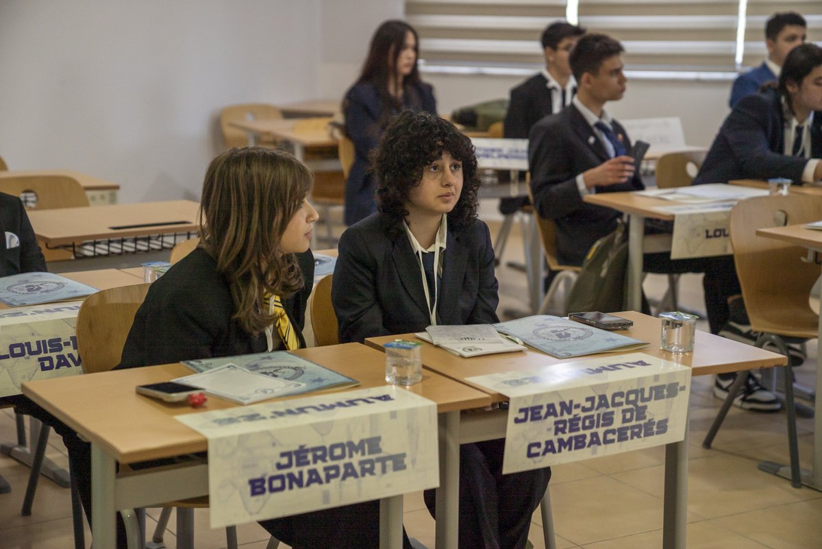 belekuni's tweet photo. Üniversitemiz ev sahipliğinde, 1–3 Mayıs 2026 tarihleri arasında gerçekleştirilen AUMUN’26 (Model Birleşmiş Milletler Konferansı) başarıyla tamamlandı.

Lise ve üniversite düzeyinden yüzlerce öğrencinin katılım sağladığı konferansta; katılımcılar farklı ülkeleri temsil ederek uluslararası gündem maddeleri üzerine İngilizce olarak tartışmalar yürüttü, çözüm önerileri geliştirdi ve diplomasi deneyimi kazandı.  

Üniversitemiz kampüsünde üç gün boyunca devam eden etkinlik; öğrencilerin iletişim, müzakere ve analitik düşünme becerilerine katkı sunarken, aynı zamanda akademik ve sosyal etkileşimi güçlendirdi.

Bu değerli organizasyonda emeği geçen tüm paydaşlara teşekkür ederiz.