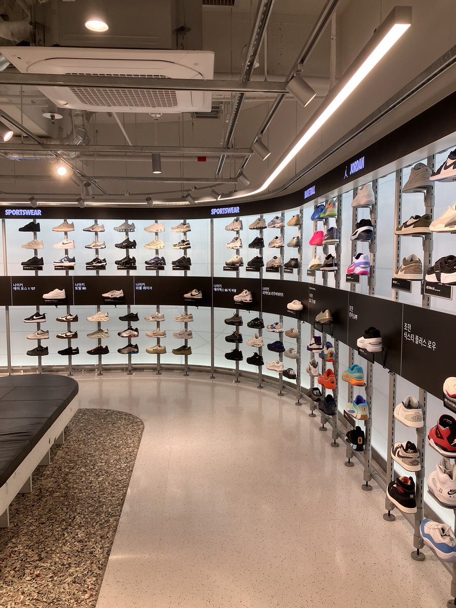 sunimi23's tweet photo. NIKEカンナムとソウルいってきたけど、これといって気になるモデルもなかった🇰🇷 https://t.co/EoBcSGml12