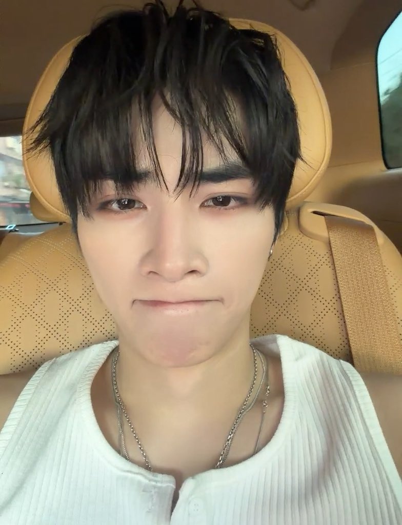 Your JunJun 💬 tweet media