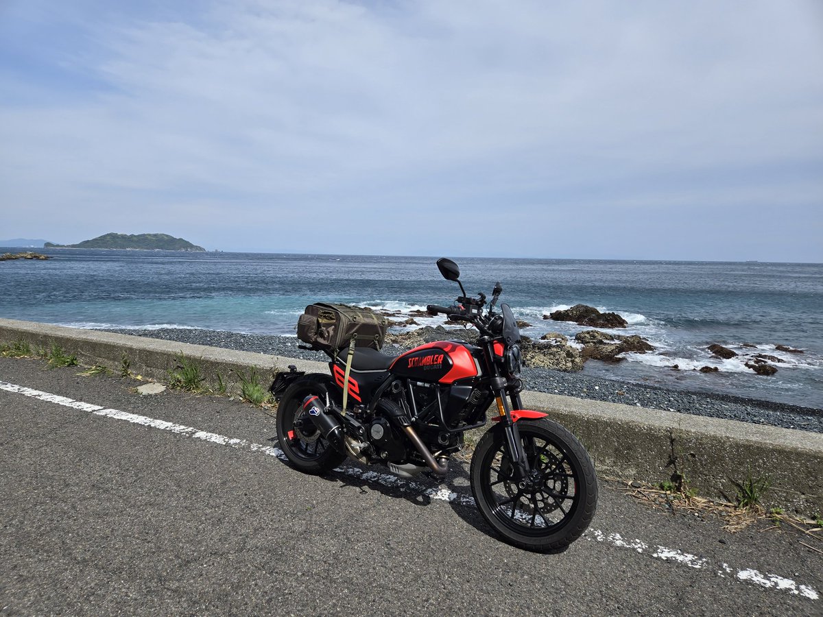 popobrazil1's tweet image. 今日は大分県の海岸ベタをツーリング🏍
絶景だと言うので駐車場から400m歩いて行ったのに、木や草で何も見えんやないかーい🤷‍♂
途中海岸で撮った写真の場所の方が絶景やったわい😑
#ducati 
#ScramblerFullThrottle
#佐賀関灯台
#大分県
#ツーリング