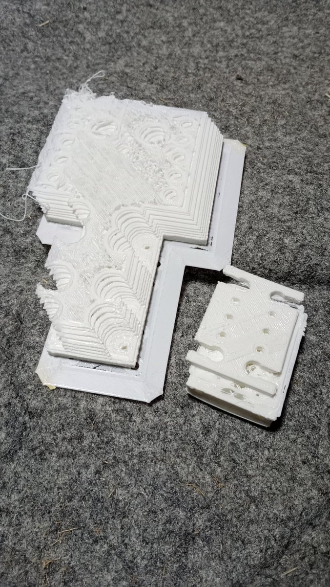 yamatora_jp's tweet image. 連休で３Dプリンタを改良する！意気込んでたのに盛大に積層ズレ。ある程度プリントしないと症状発生せず。試行錯誤の繰り返し。２日悩んだ、諦めかけた。AI「ハードに問題あると思うよ」結果「ごもっともでした」Y軸のアイドラプーリーとMGNレール全バラ組み直し。対策補強パーツ作成中
#3Dプリンタ