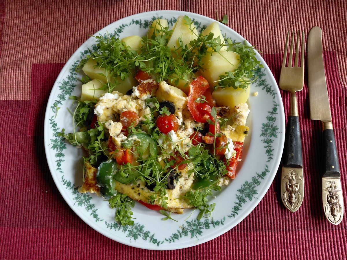 Metapolitiker's tweet image. Gerade verspeist: Rührei mit Schafskäse, Paprika, Oliven, Brunnenkresse, Kartoffeln, danach Apfel"mus" mit Rosinen, Zimt. Dann noch aufgeschäumter Kaffee...

#Mittagessen #Dessert