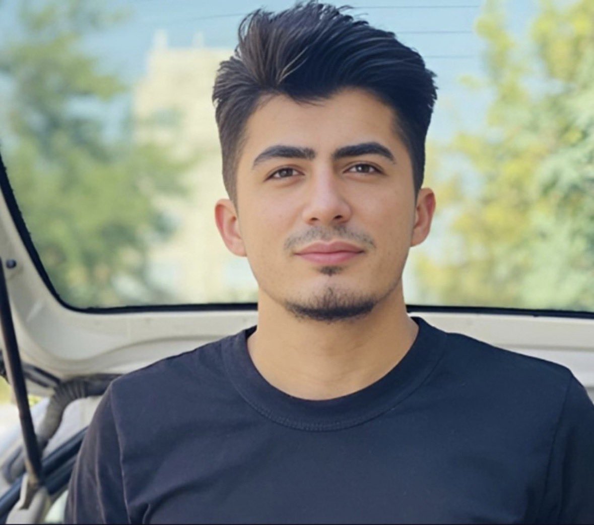 YaghobiHossein's tweet photo. Die jüngsten Hinrichtungen im #Iran sind ein weiterer erschütternder Beleg für die systematische Missachtung grundlegender Menschenrechte.

Sehr geehrte Vertreterinnen und Vertreter der Bundesregierung: Während Sie in der Vergangenheit Ihre Solidarität mit den Protestierenden betont haben, erwarten wir heute konkrete Konsequenzen. Worte allein genügen nicht.

Setzen Sie eine klare und unmissverständliche Bedingung: Keine politischen oder wirtschaftlichen Verhandlungen mit Teheran ohne einen sofortigen Stopp der Hinrichtungen. Alles andere untergräbt die Glaubwürdigkeit Ihrer menschenrechtlichen Positionen.

Zeigen Sie, dass Ihre Werte mehr sind als Rhetorik. Jetzt ist der Moment zu handeln.
#StopExecutionsInIran 
@MechthildHeil @Knut_Abraham @max_lucks @borismijatovic @GeisslerJonas @Ralf_Stegner @DEonHumanRights @AussenMinDE @AuswaertigesAmt @HNeumannMEP @RND_de @ahmetovic_550 @jrstoc @Ralf_Stegner @CansuOezdemir @DEonHumanRights @JuliaKloeckner @katdro @fbrantner @hubertus_heil @SerapGueler
@n_roettgen @jensspahn @JoWadephul @larsklingbeil @Tagesspiegel @rbb24 
@fr @SZ @tazgezwitscher @Tagesspiegel @tagesschau @tagesthemen @StZ_NEWS @SWRAktuellBW @welt @HNeumannMEP @AussenMinDE @AZ_Augsburg @juergenhardt @SteffenBilger @JanMetzler @MdbMuller @jbvolkmann @AmtsbergL82487