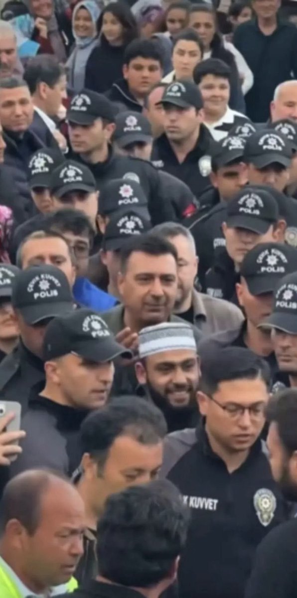 Yüzleri açık olan da POLİS  !!!!!

Korudukları da dümbük bey  .....