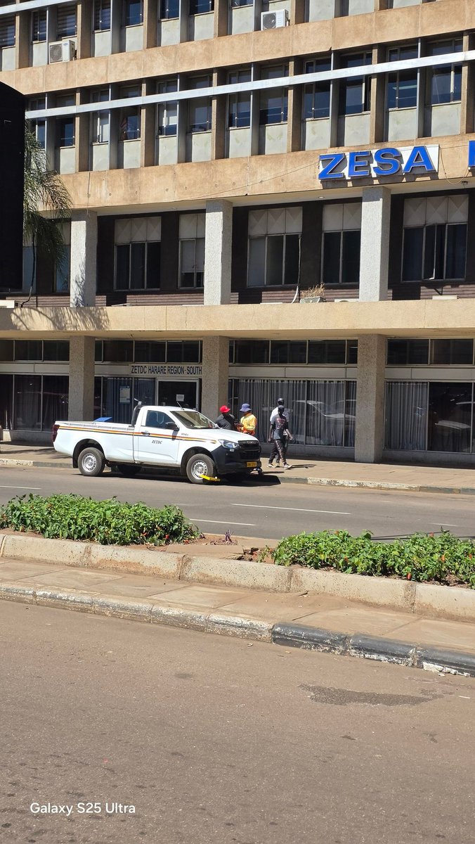 As I was coming from Heroes Acre this afternoon, I saw a Zesa vehicle clamped by the City of Harare <a href="/cityofharare2/">City Of Harare SunshineCity</a> right in front of Zesa HQ offices. 🤣🤣🤣🤣.
Besides that the street is very clean. Well done to <a href="/GeoPomonaZW/">Geo Pomona Waste Management Pvt Ltd</a>